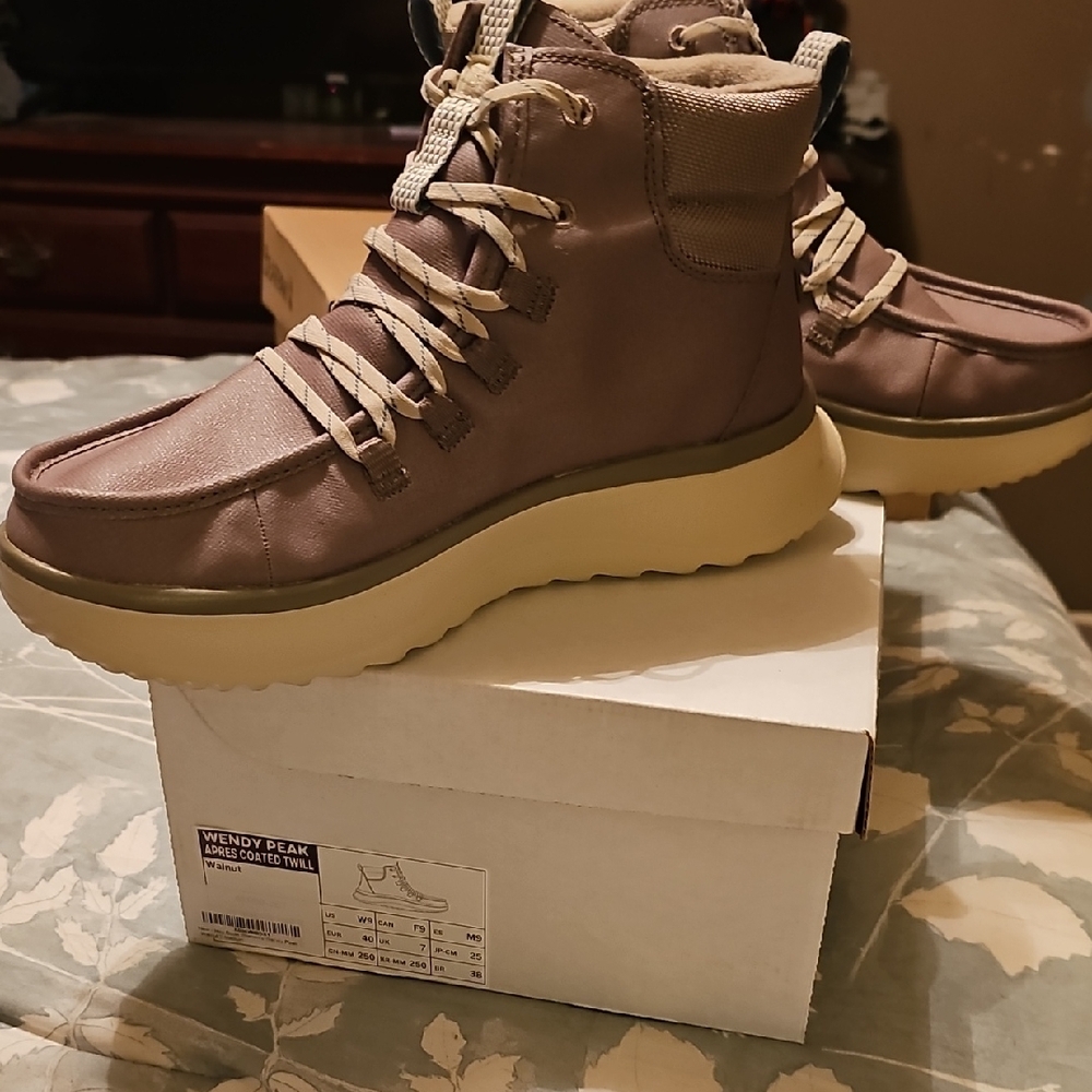 Hey Dude Women's Winter Boots Tan In Color - Picture 3 of 5